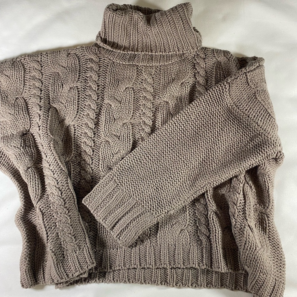 Gray / tan cable knit cropped sweater M fab’rik